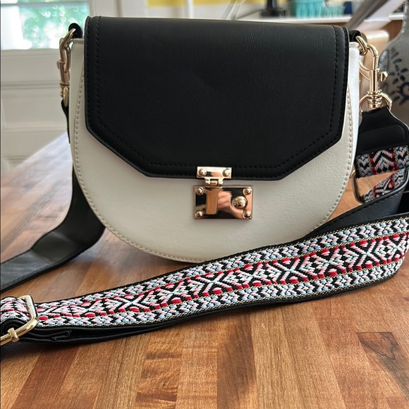 Urban Expressions Black and White Crossbody Bag with Gold Clasp - Picture 1 of 6